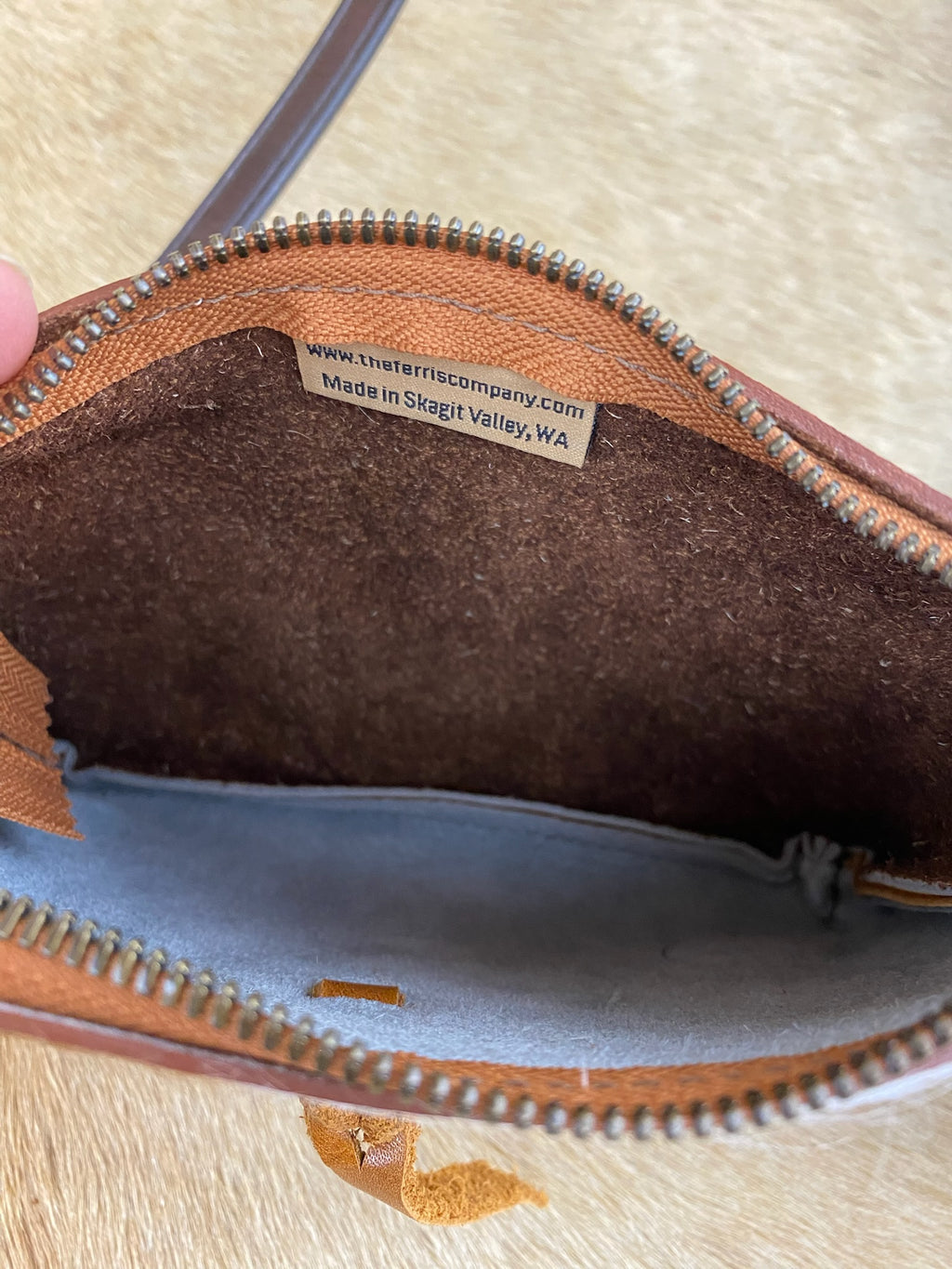 9 Hands Crossbody w/fringe & conchos 002